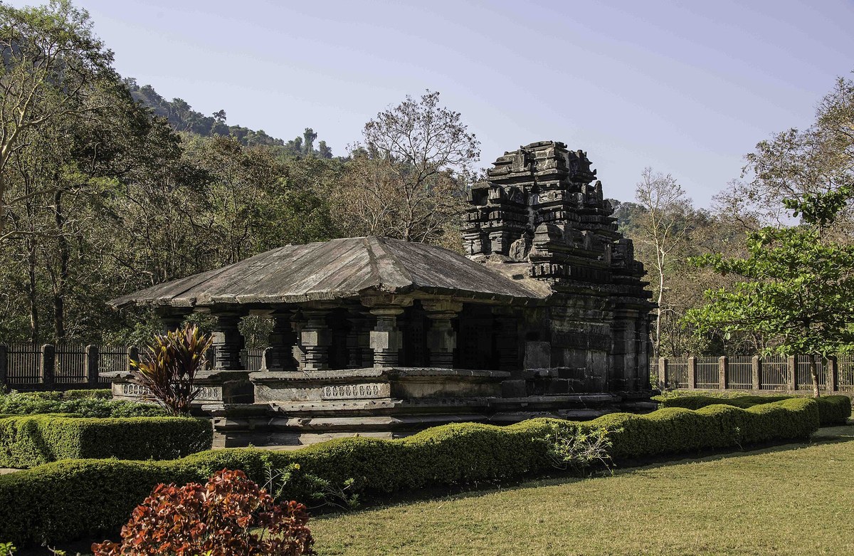 Mahadev Temple, Tambdi Surla